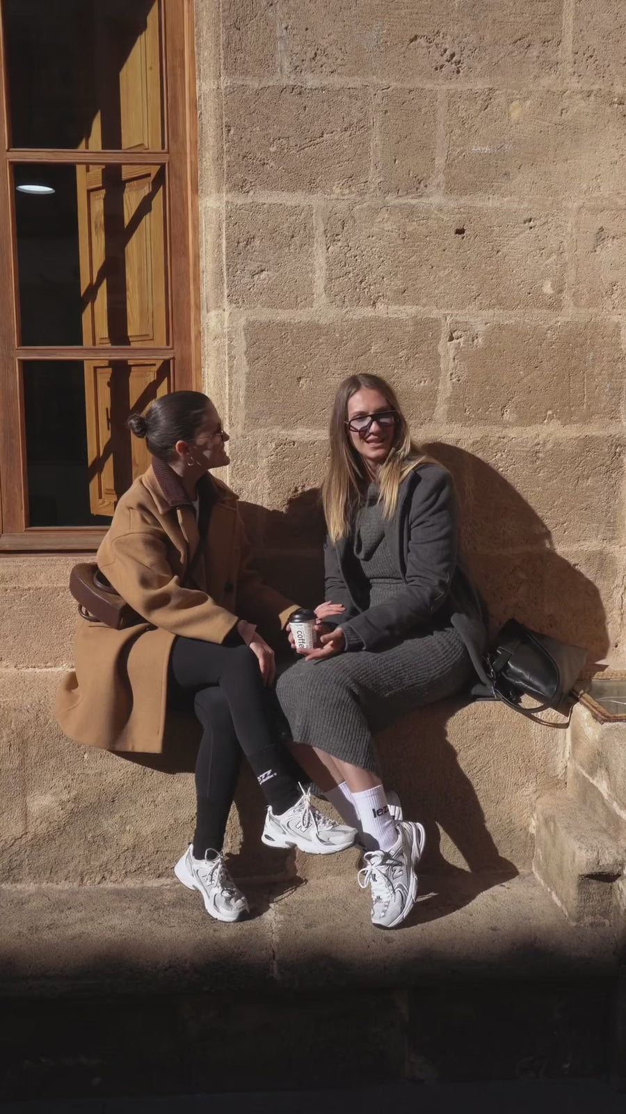 en la ciudad – Zwei Freundinnen mit Kaffee in der Altstadt, in lezz. Merino-Socken